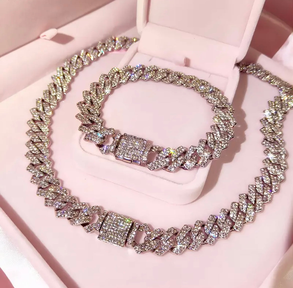 Beyond VVS’s necklace & bracelet set